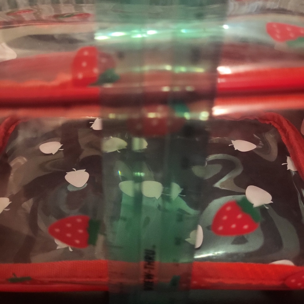 Small clear strawberry makeup bag - Picture 5 of 6